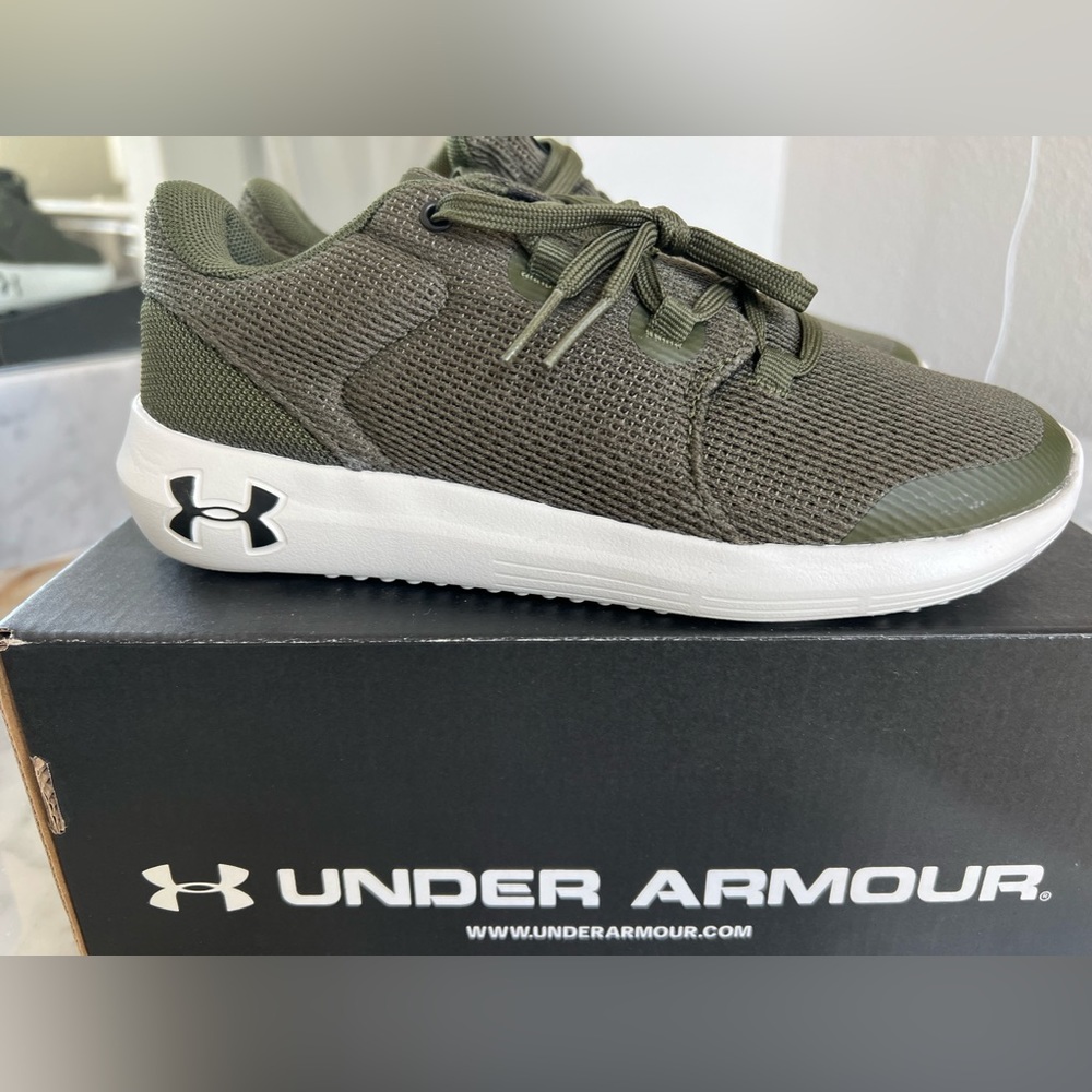 NIB Under Armour Tennis Shoes Sz. 4